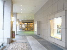 「ホテルマイステイズプレミア札幌パーク」のホテル入口付近