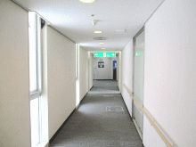 「朝里川温泉ホテル」の２階通路