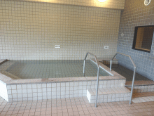 「ふるびら温泉 しおかぜ」の循環湯浴槽