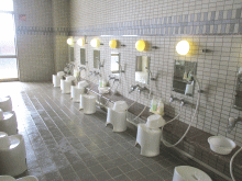 「岩尾温泉あったま〜る」の浴場洗い場