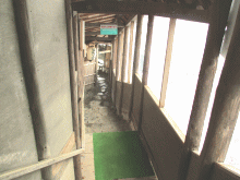 「丸駒温泉旅館」の天然露天風呂への通路