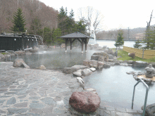 「湯元 名水亭」の川側浴場の露天風呂