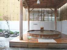 「旭川高砂台 万葉の湯」の露天ひのき風呂