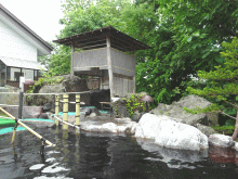「竹山高原温泉」の露天打たせ湯