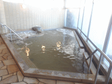 「しんしのつ温泉 たっぷの湯」の主浴槽と気泡湯