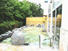 「マウレ山荘」本館の露天風呂