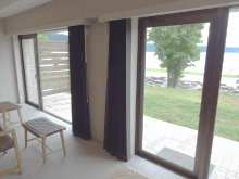 「乃の風リゾート」のペット用客室（窓）